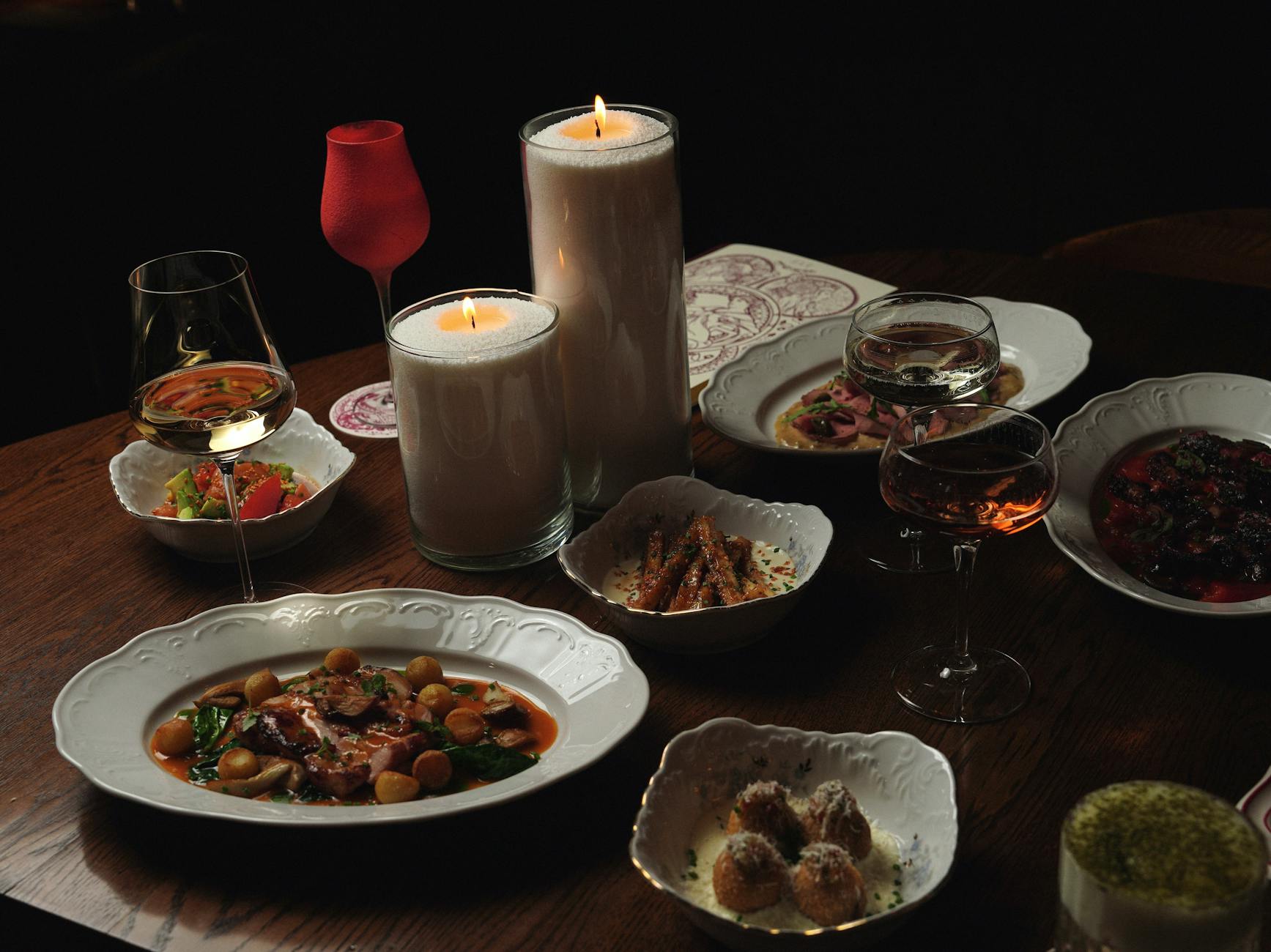 Elegantes Tablesetting im Gewölbesaal